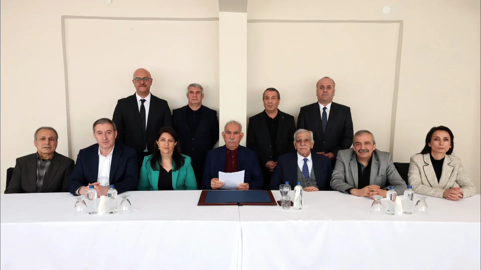 Öcalan'dan PKK'ye silah bırakma ve fesih çağrısı